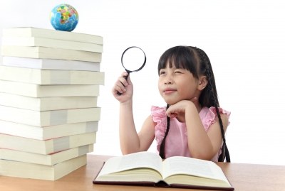 Niña aprendiendo
