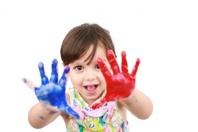 Niña manos pintadas